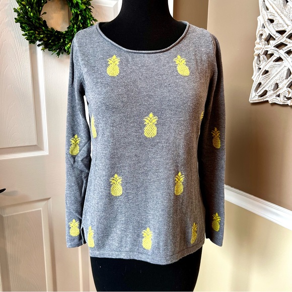 Old Navy Sweaters - ⭐️ Old Navy Lightweight Sweater Gray with Pineapple Print size SMALL
